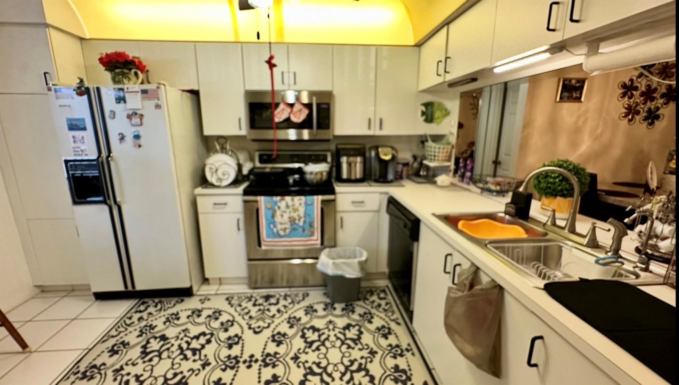 SUNRISE LAKES - Residential