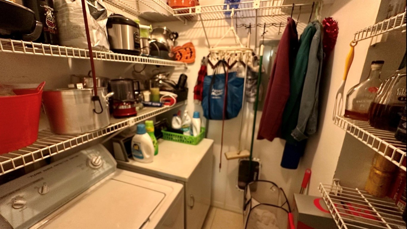 SUNRISE LAKES - Residential