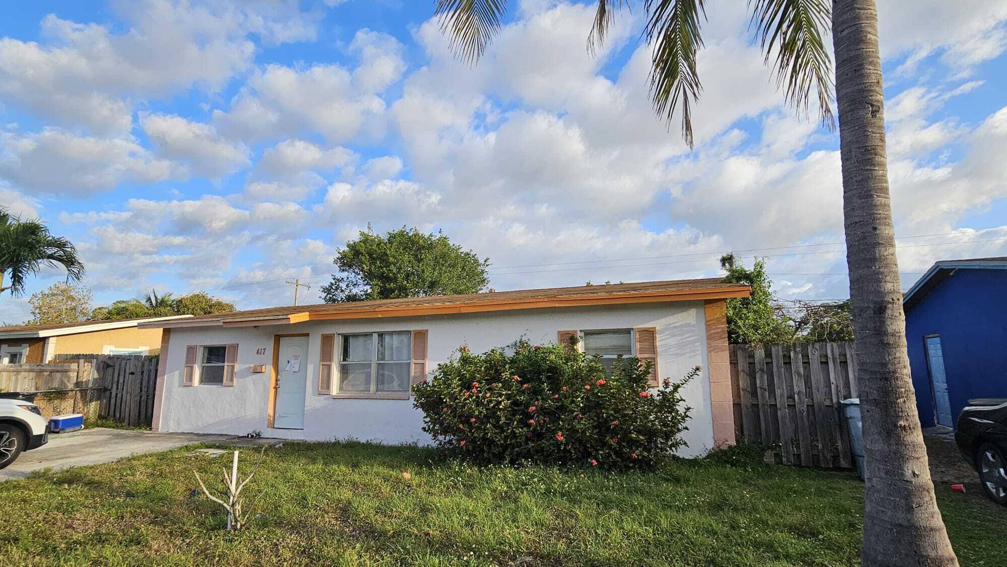 Single family house,3 bedrooms, 2 bath and huge fenced large backyard plenty of parking spaces. Close to down town Delray, beaches and I-95.