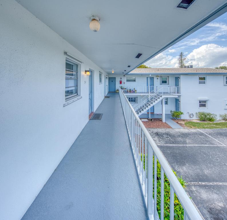 FOUR PALMS APTS CONDO - Residential