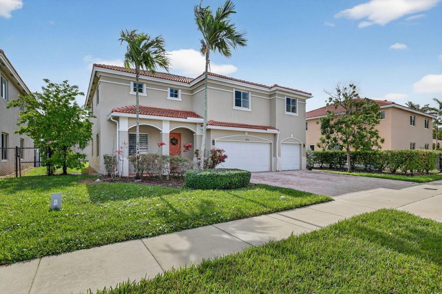 WOW GREAT 6 /4 HOME SPOTLESS HOME BRING YOUR FUSSIEST BUYER WITH LOFT ON SECOND FLOOR 3 CAR GARAGE.HOME HAS A FULL BATH AND BEDROOM DOWNSTAIRS, LARGE FAMILY ROOM AND BREAKFAST NOOK ROOM FOR 6 CARS TO PARK NICE SIZE BACKYARD WITH ROOM FOR A POOL.LOVELY COMMUNITY WITH LOW HOA FEES.