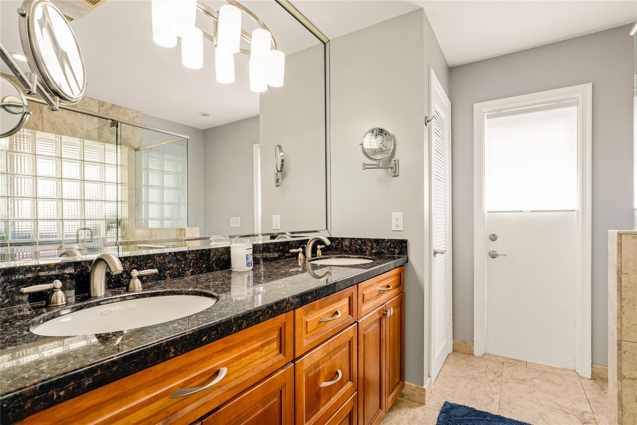 Oak Wood 80-39 B - Residential