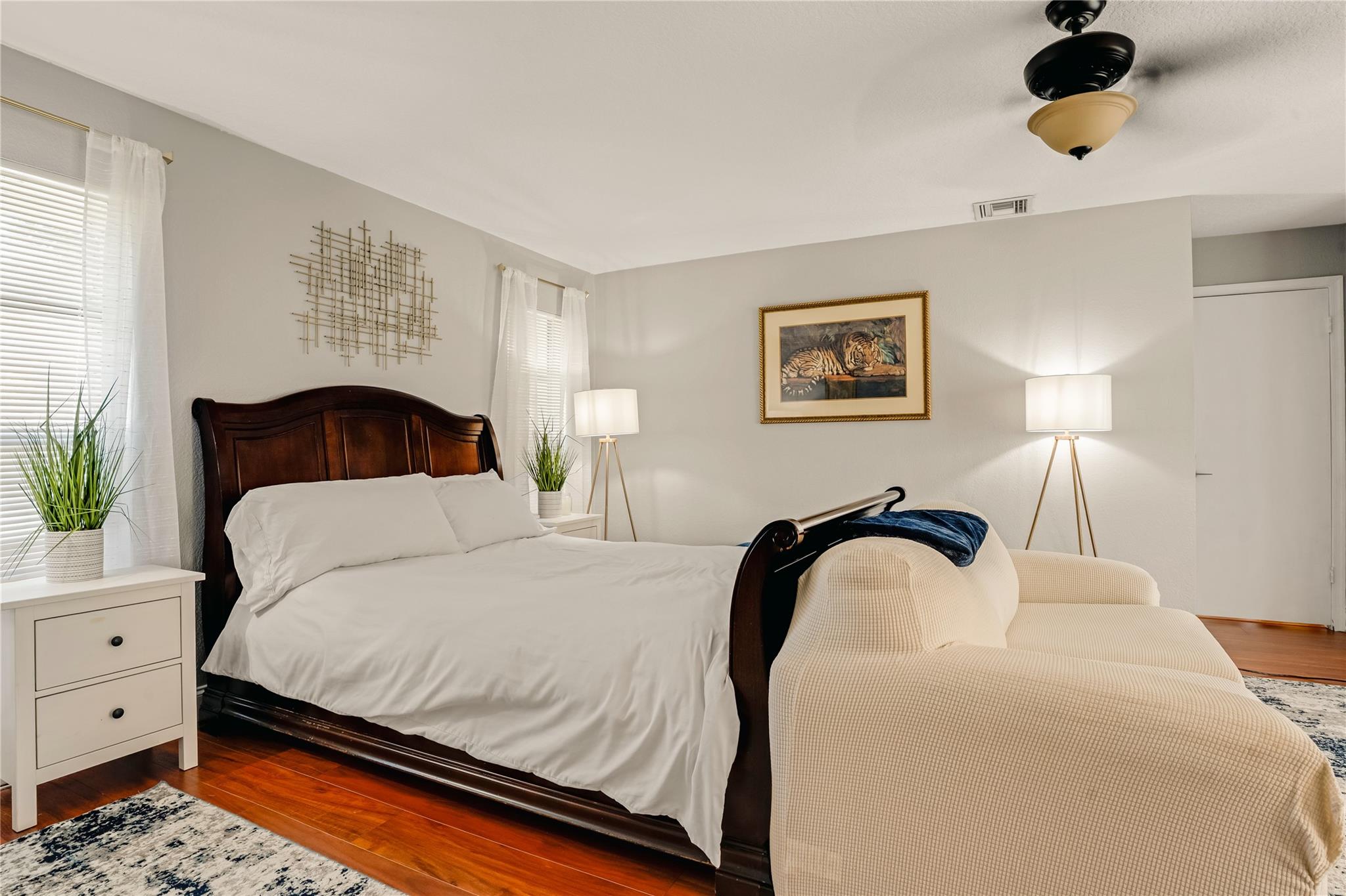 Oak Wood 80-39 B - Residential