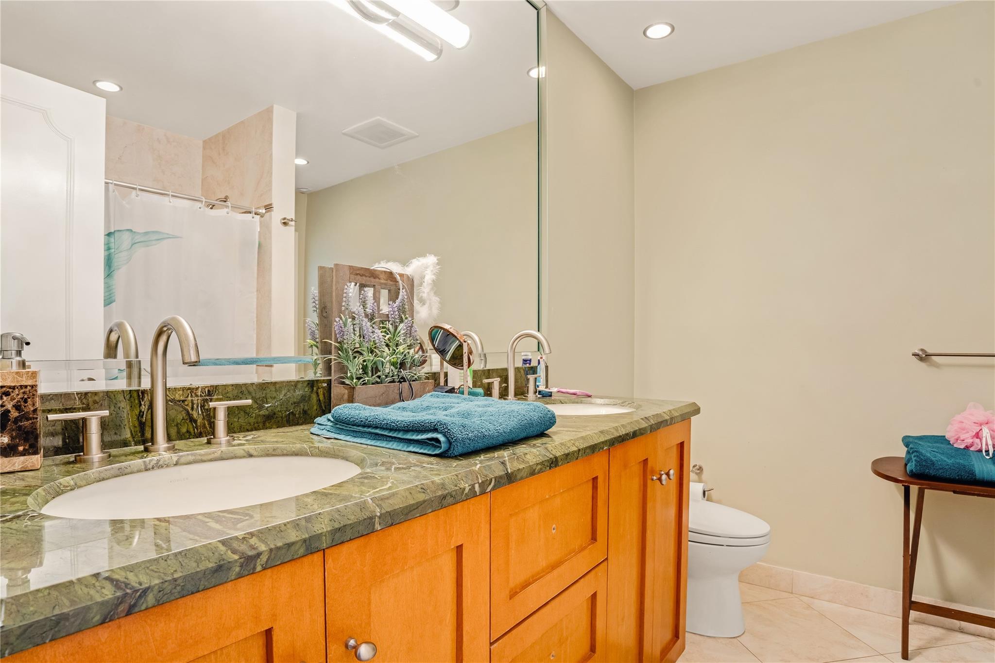Oak Wood 80-39 B - Residential