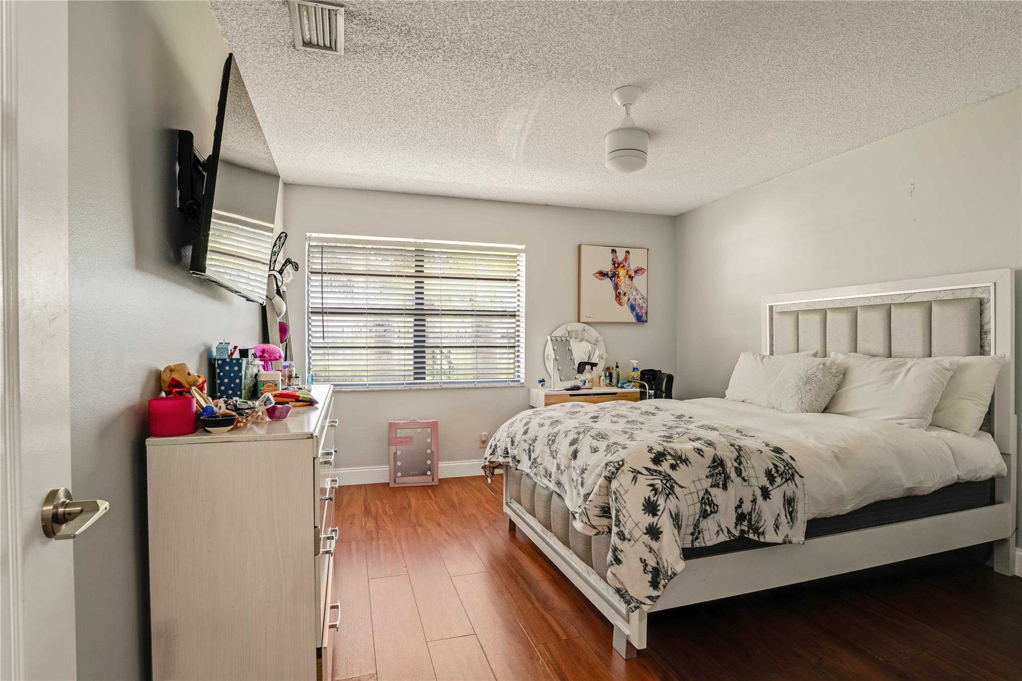 Oak Wood 80-39 B - Residential