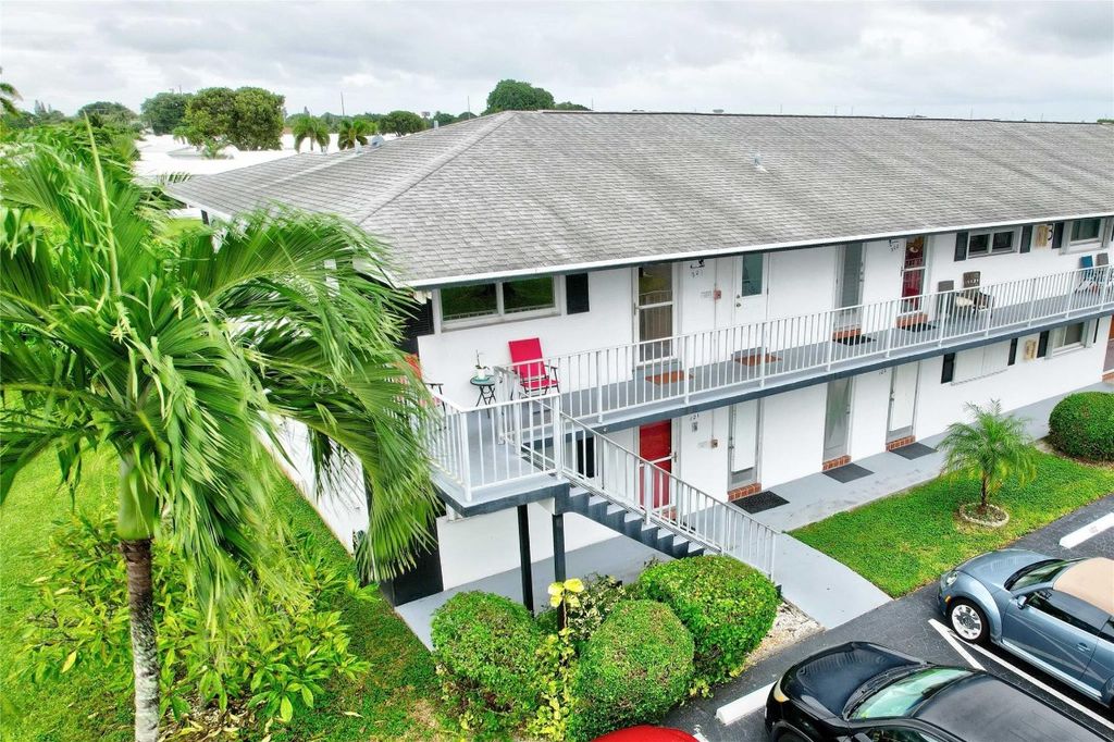 Photo of 1112 Lake Terrace #202, Boynton Beach, FL 33426 (MLS # F10530577)