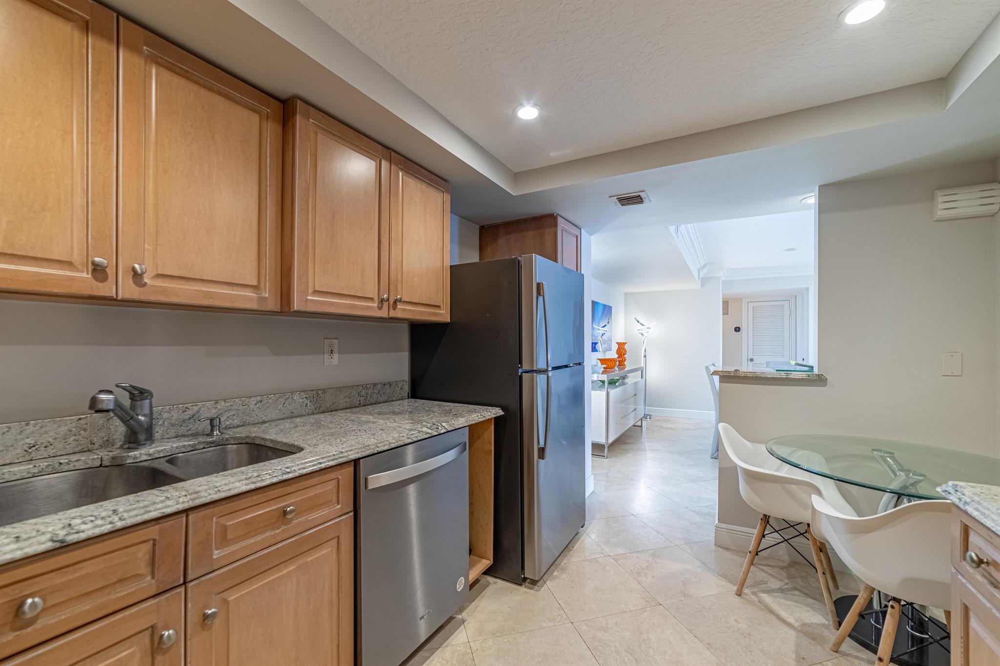 DORCHESTER OF PALM BEACH - Residential Lease