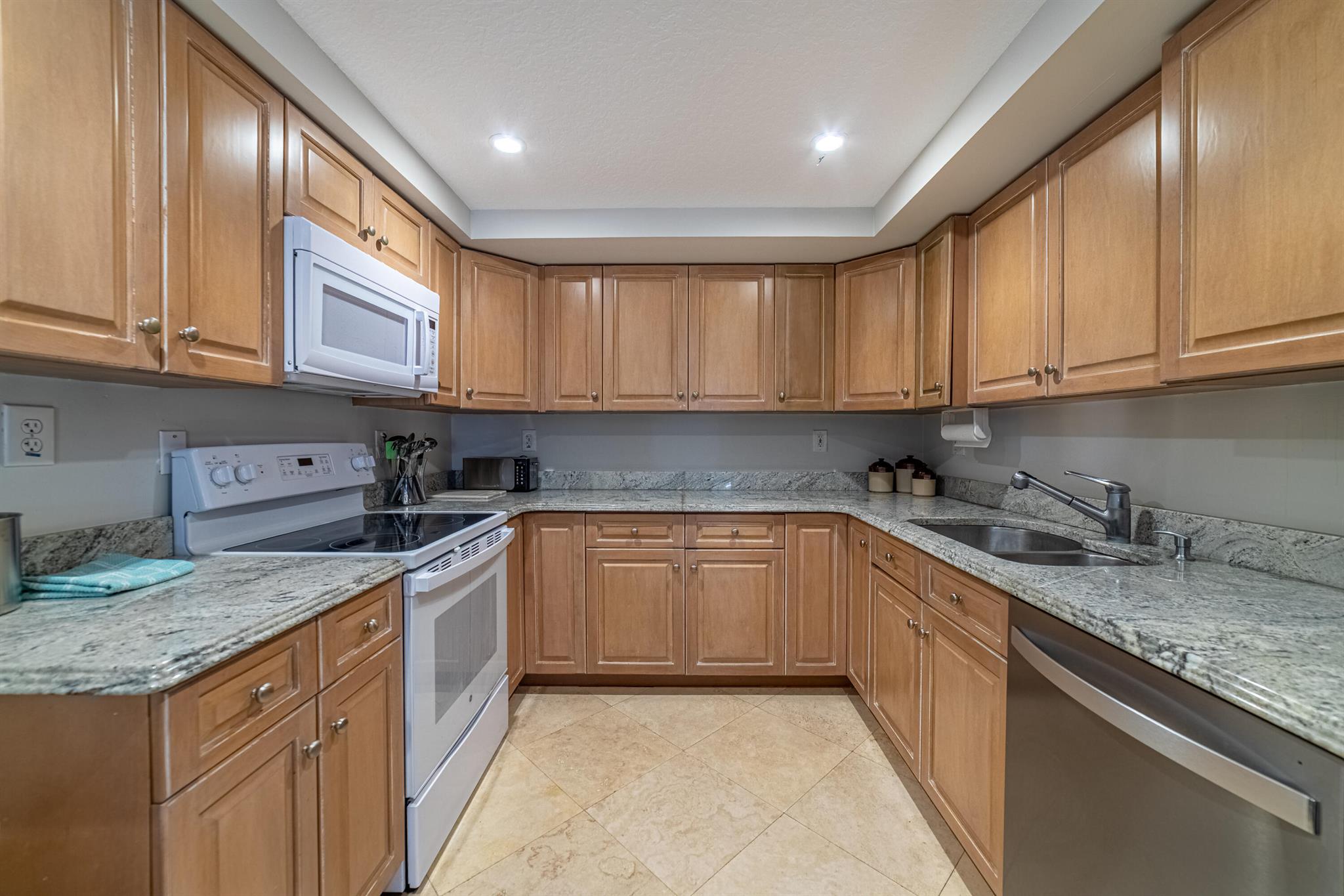 DORCHESTER OF PALM BEACH - Residential Lease