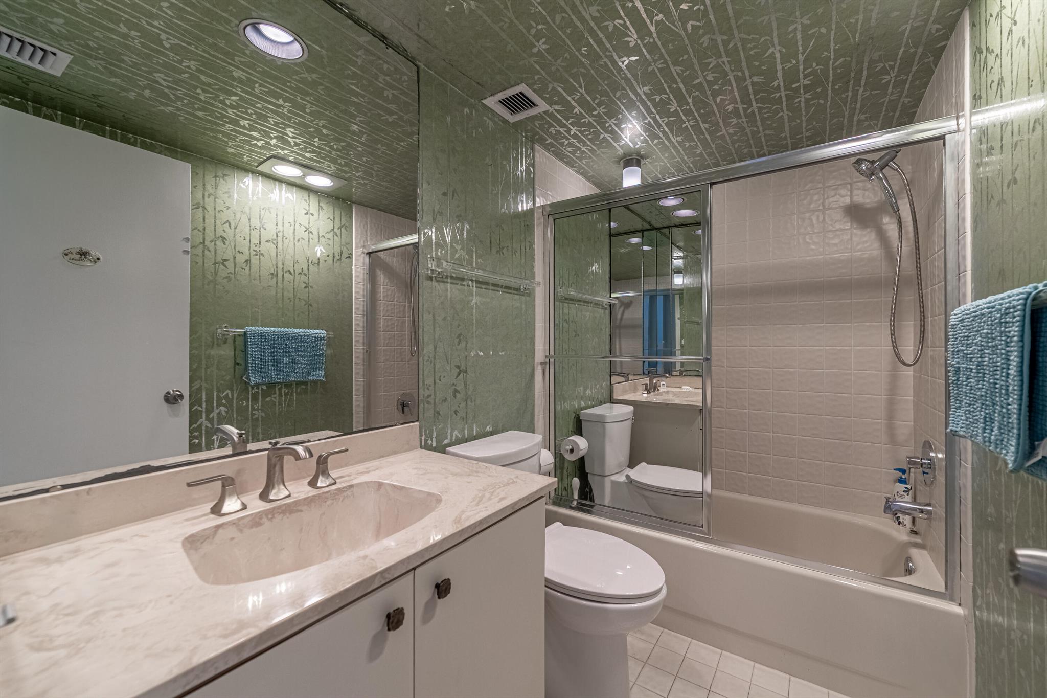 DORCHESTER OF PALM BEACH - Residential Lease