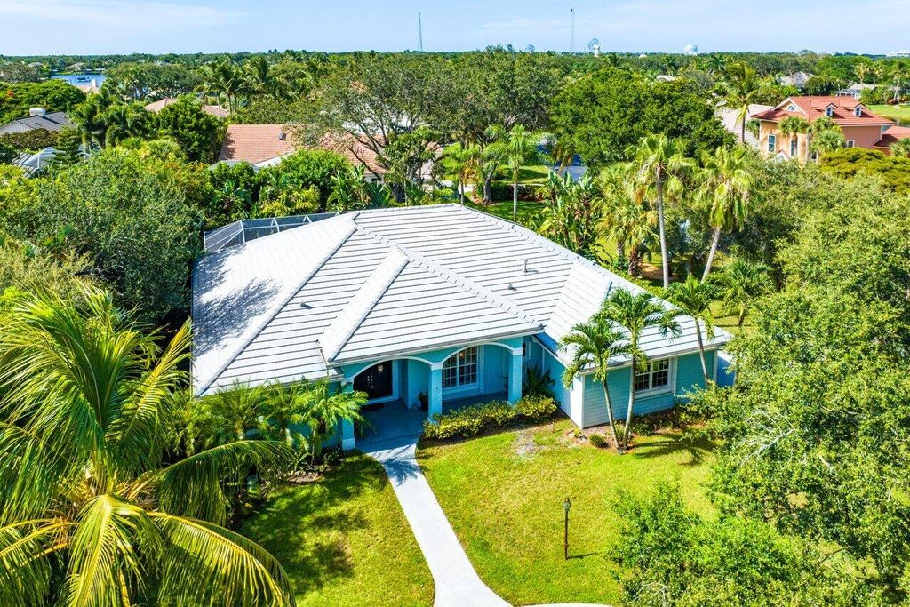 Photo of 18730 SE Lakeside Way, Jupiter, FL 33469 (MLS # R11005103)