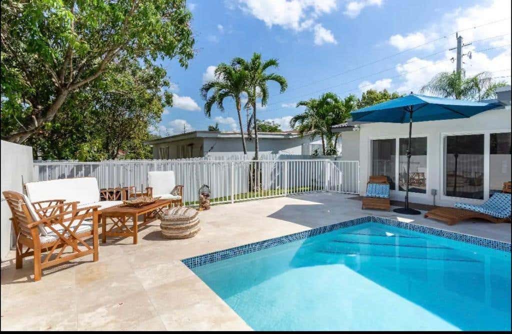 Photo of 720 SW 2nd Avenue, Hallandale Beach, FL 33009 (MLS # B26043703)