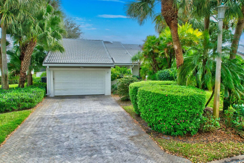 Photo of 6 Clubhouse Lane, Boynton Beach, FL 33436 (MLS # R11063882)