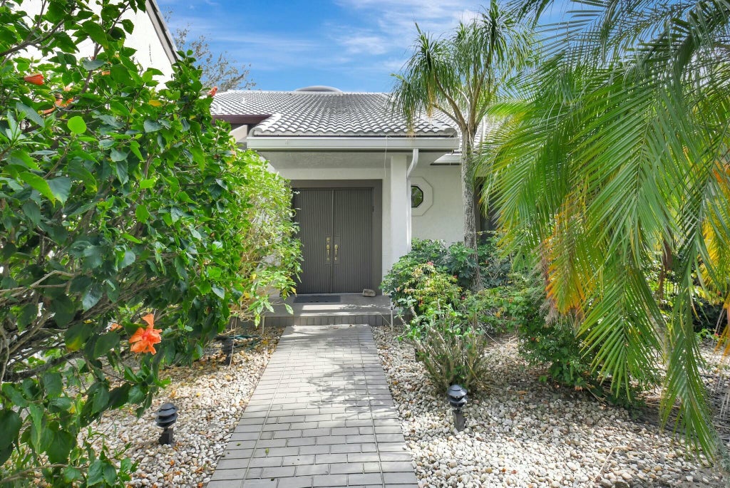 Photo of 6 Clubhouse Lane, Boynton Beach, FL 33436 (MLS # R11063882)