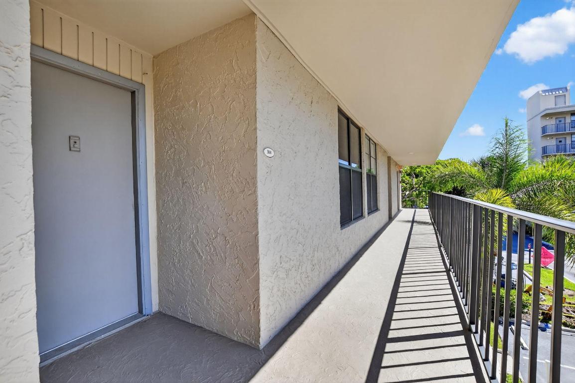 11 Royal Palm Way 304