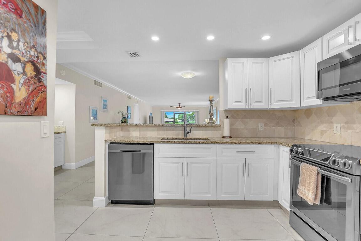 Atlantis Sherbrooke Villas East Condo - Residential