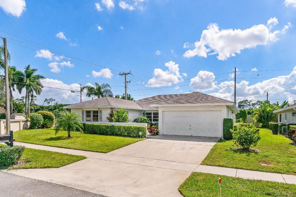 Photo of 10990 Greentrail Drive S, Boynton Beach, FL 33436 (MLS # R11133358)