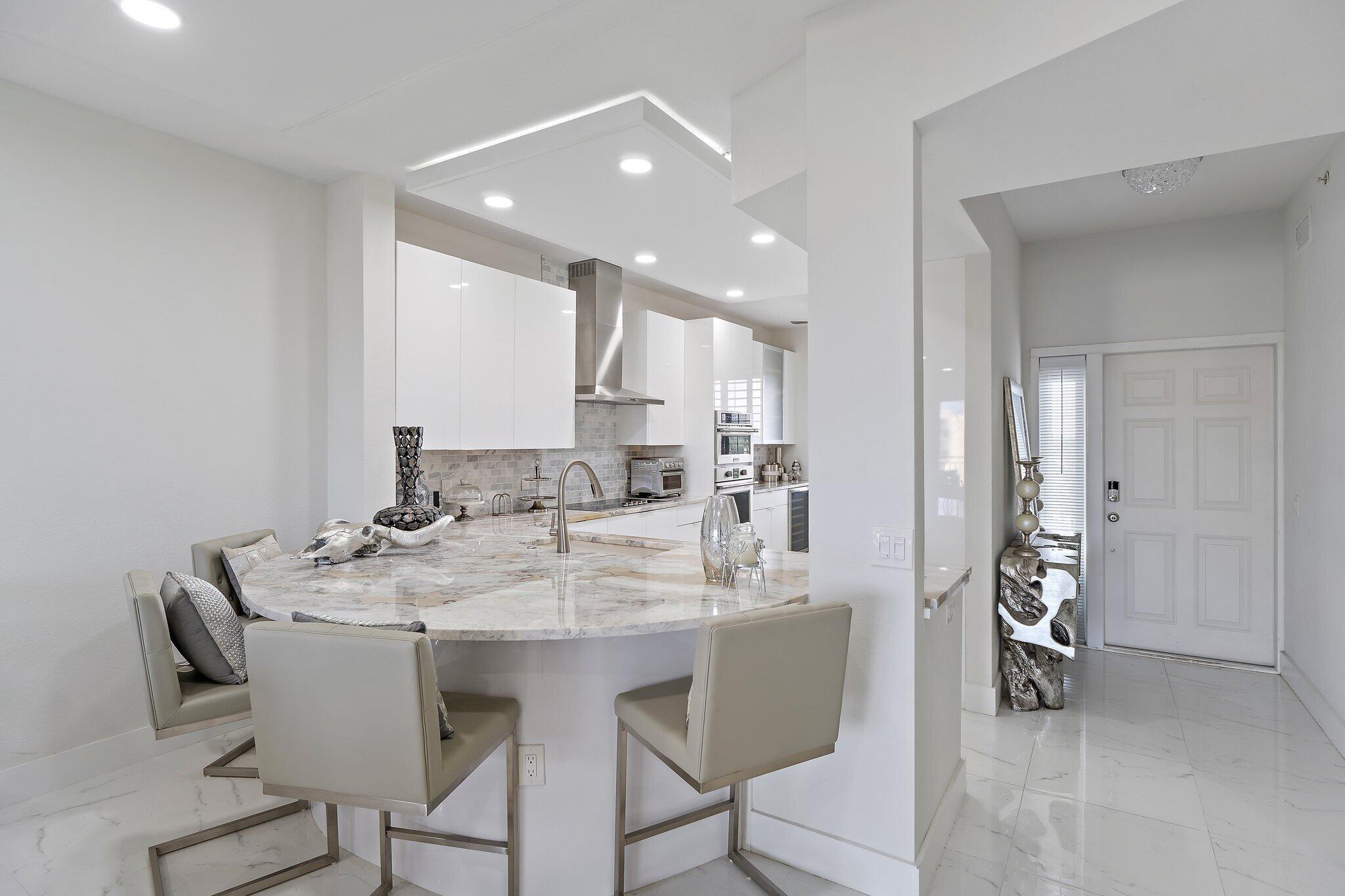 370 Golfview Road 403, North Palm Beach, FL, 33408/$579,000 3 370 Golfview Road 403
