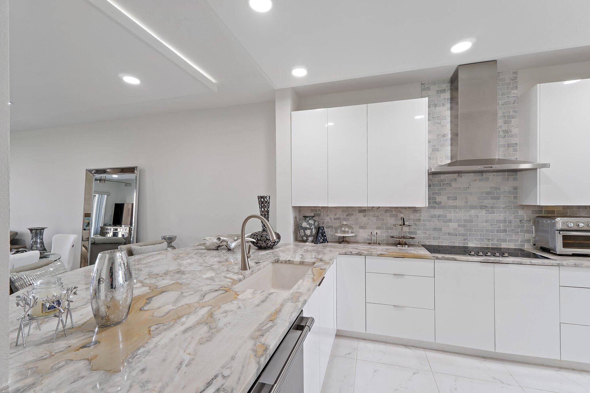 370 Golfview Road 403, North Palm Beach, FL, 33408/$579,000 2 370 Golfview Road 403