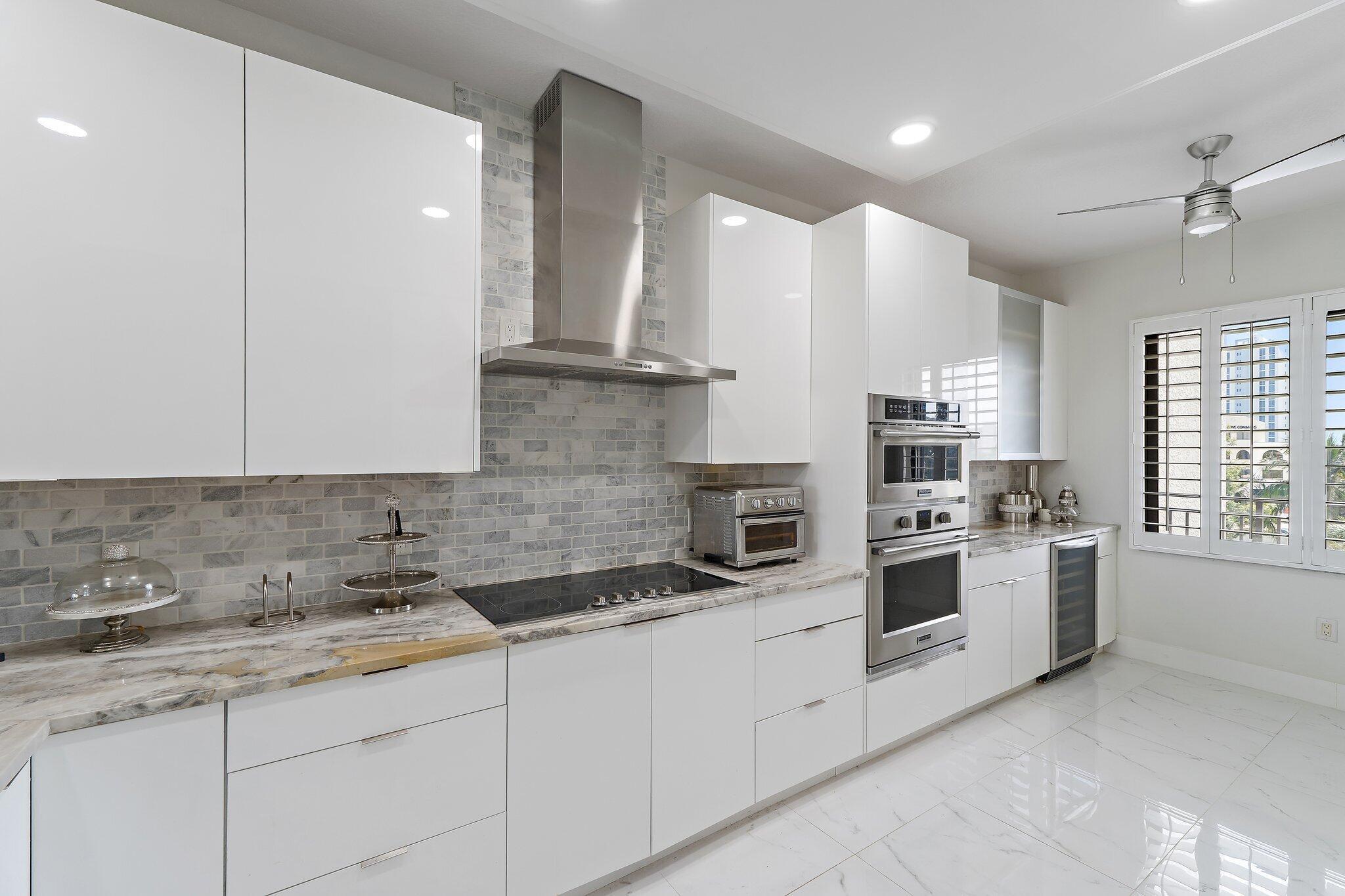 370 Golfview Road 403, North Palm Beach, FL, 33408/$579,000 4 370 Golfview Road 403