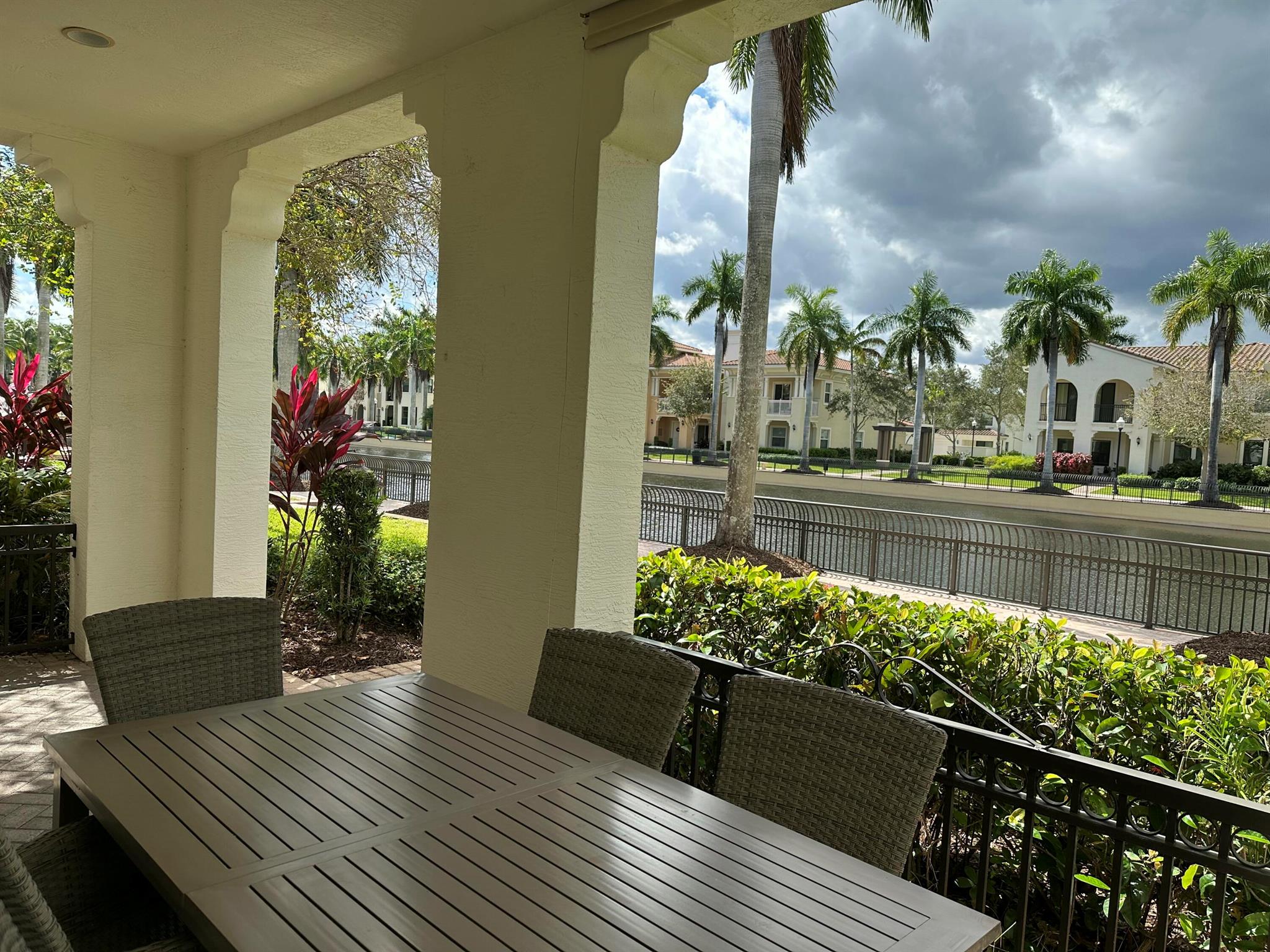 SAWGRASS LAKES - Residential
