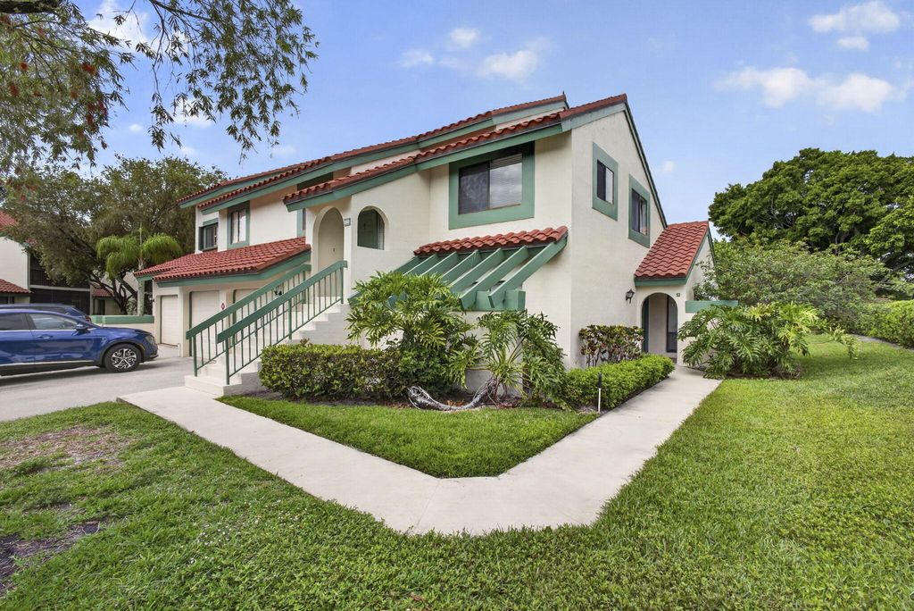 Photo of 23 W Lexington Ln Ln W #B, Palm Beach Gardens, FL 33418 (MLS # B26019845)