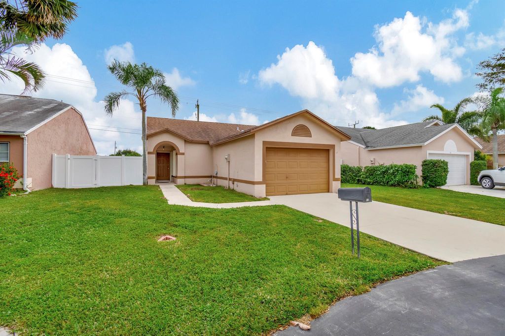 Photo of 17 Ripley Way, Boynton Beach, FL 33426 (MLS # R10950735)