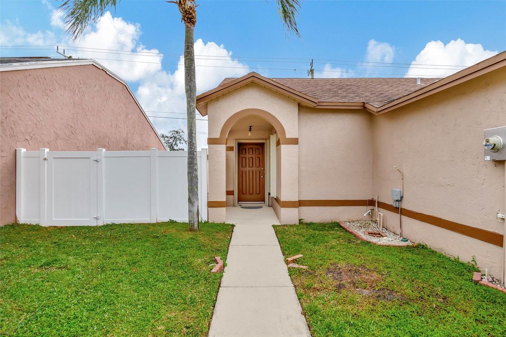Photo of 17 Ripley Way, Boynton Beach, FL 33426 (MLS # R10950735)