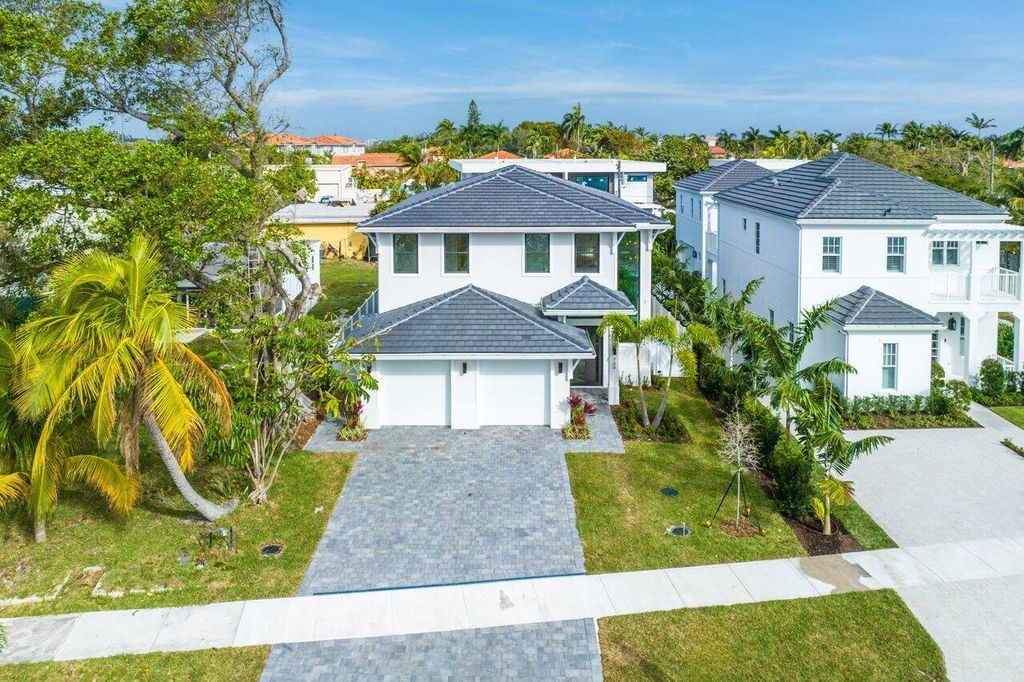 Photo of 709 N Lake Avenue, Delray Beach, FL 33483 (MLS # R10944955)