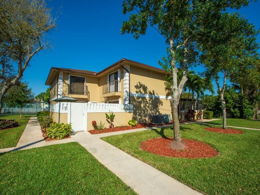 Photo of 1482 N Lawnwood Circle Cir #32d, Fort Pierce, FL 34950 (MLS # R10697231)