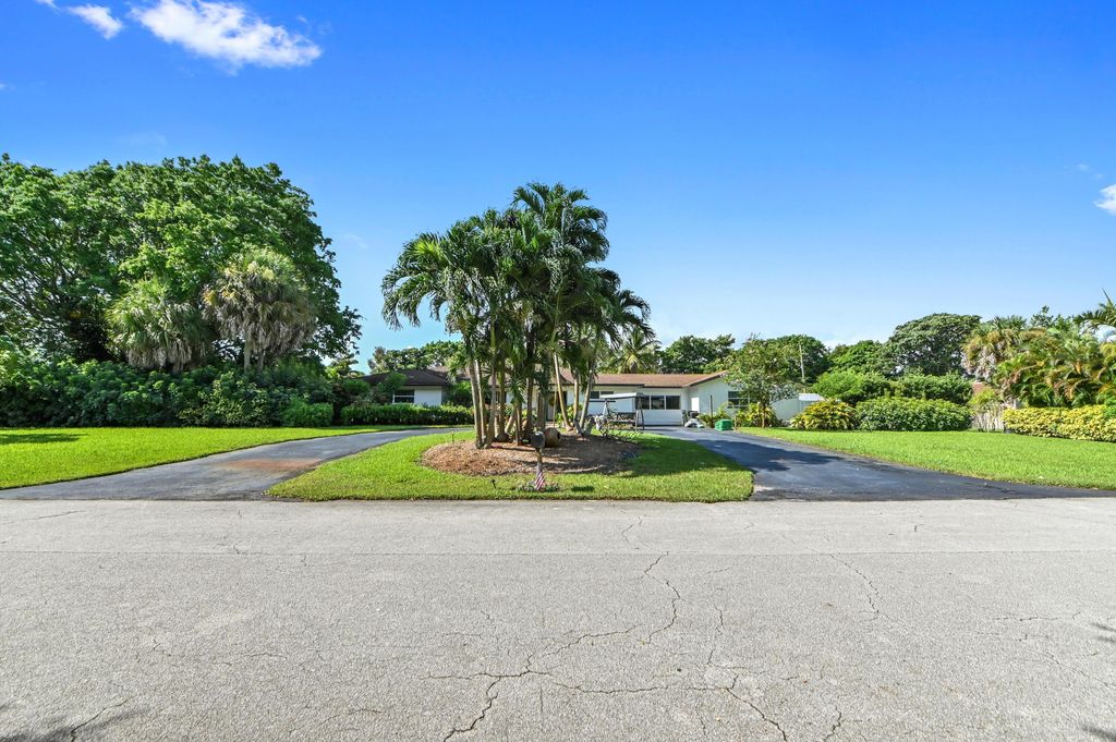 Photo of 4580 Glenwood Drive, Coconut Creek, FL 33066 (MLS # B26056381)