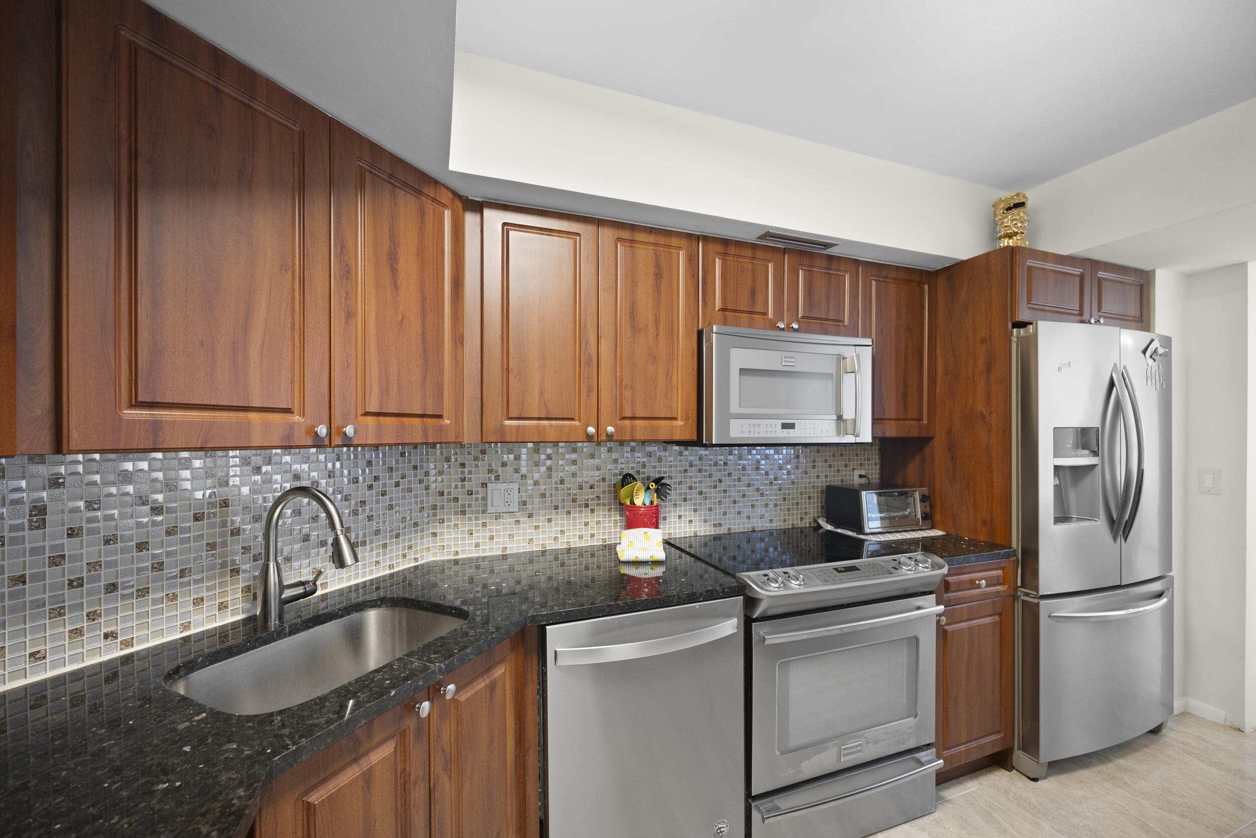 LANDS OF THE PRESIDENT CONDO 7 - Residential