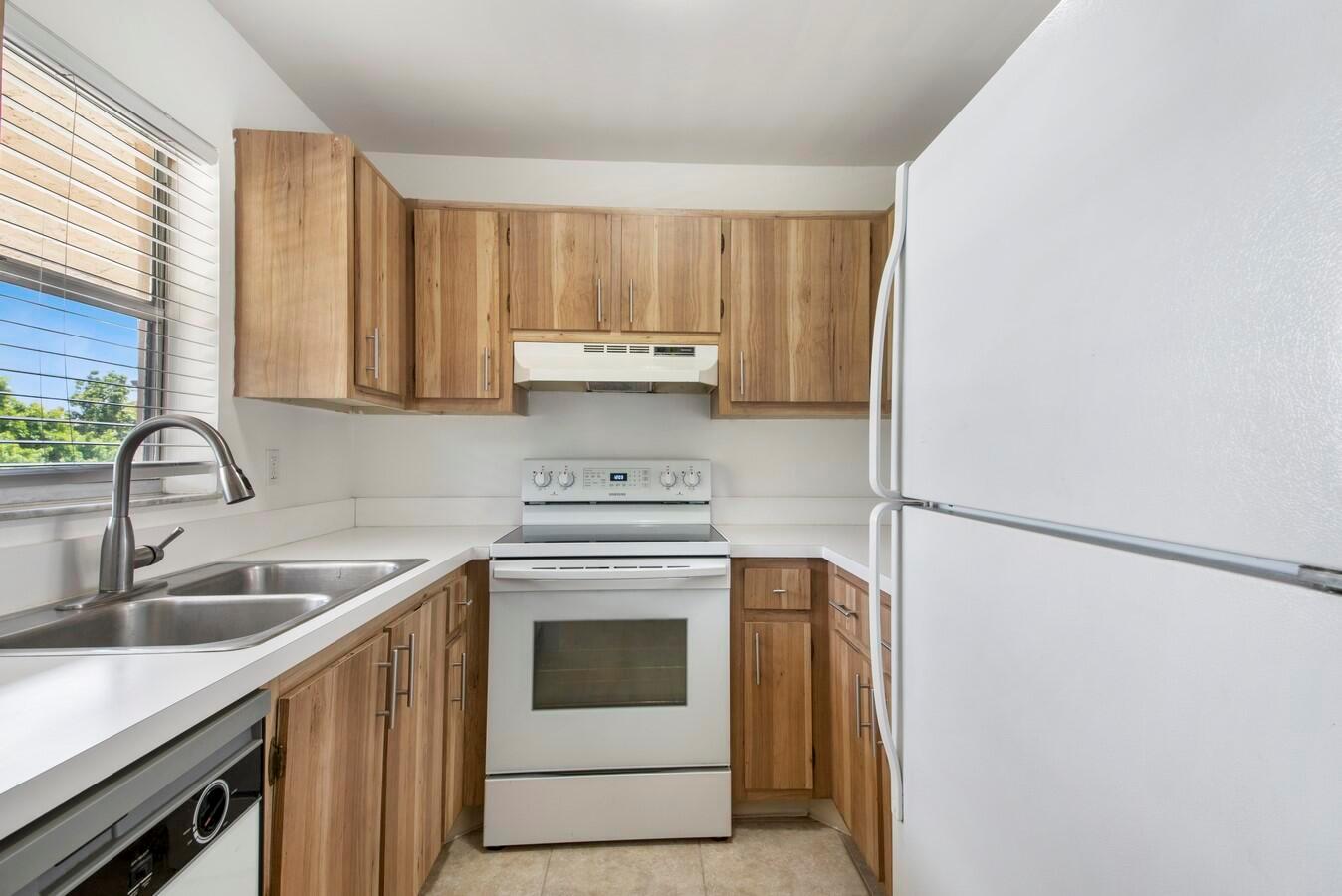 2755 W Atlantic Avenue C 212, Delray Beach, FL, 33445/$199,900 3 2755 W Atlantic Avenue C 212
