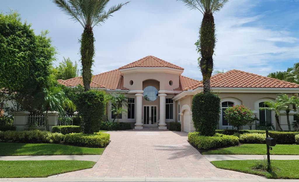 Photo of 18 Somerset Drive, Palm Beach Gardens, FL 33418 (MLS # R10728209)