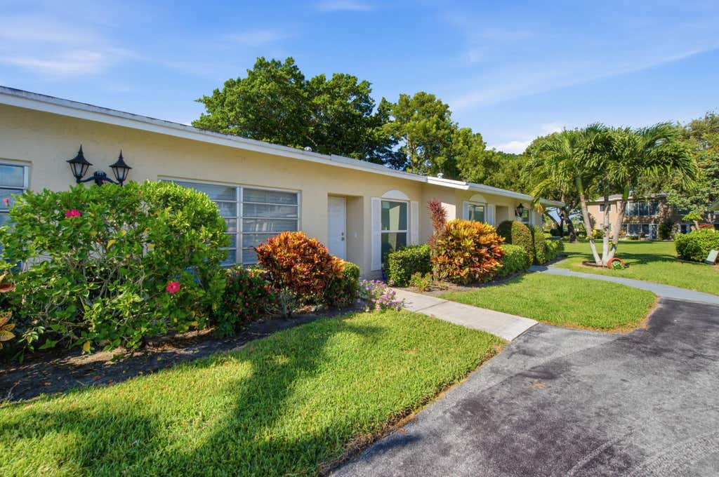 Photo of 13782 VÃ­a Flora #C, Delray Beach, FL 33484 (MLS # B26067508)
