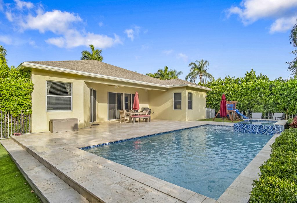 Photo of 48 Lake Eden Drive, Boynton Beach, FL 33435 (MLS # B26013122)