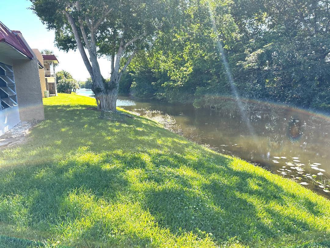 GOLDEN LAKES VILLAGE COND - Residential