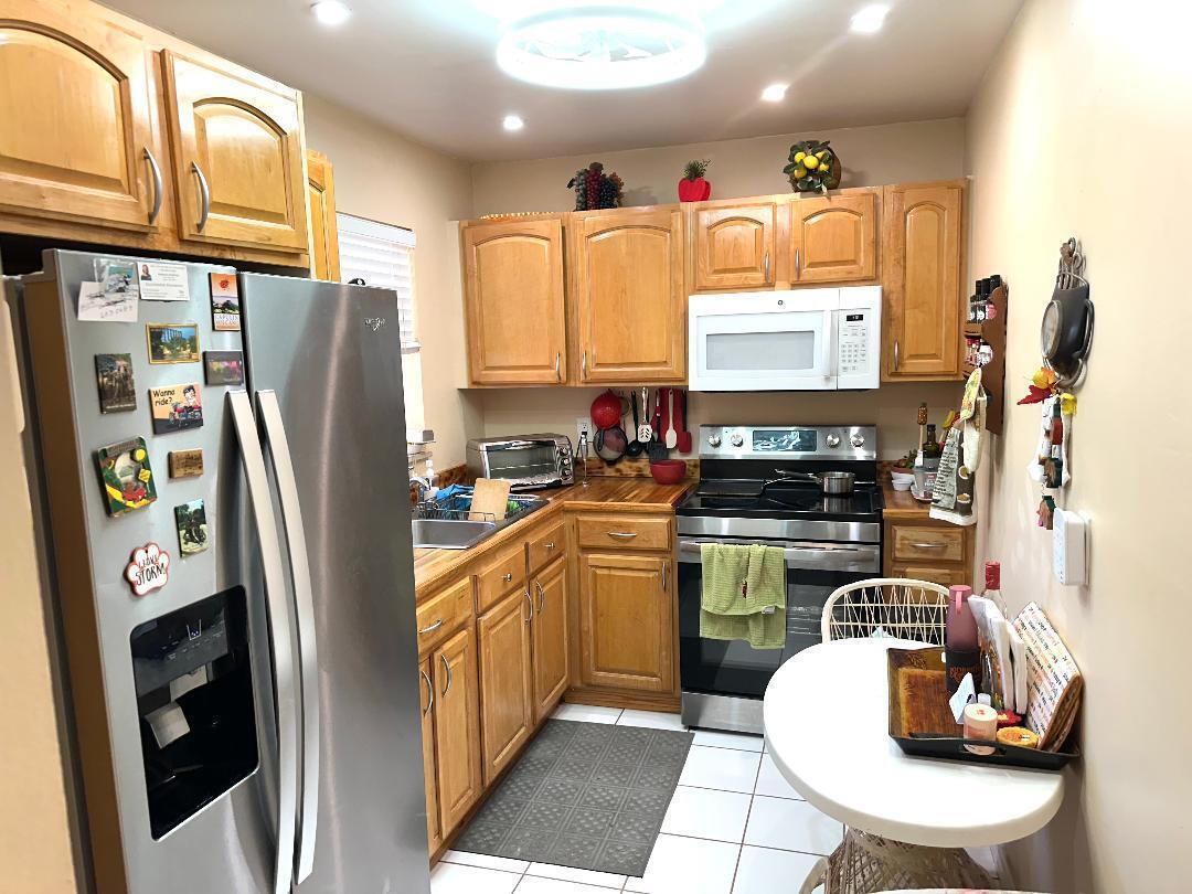 GOLDEN LAKES VILLAGE COND - Residential