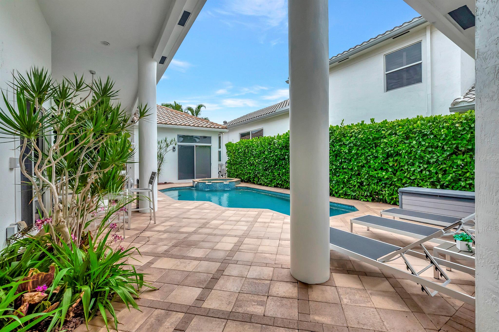 4085 Avalon Pointe Drive