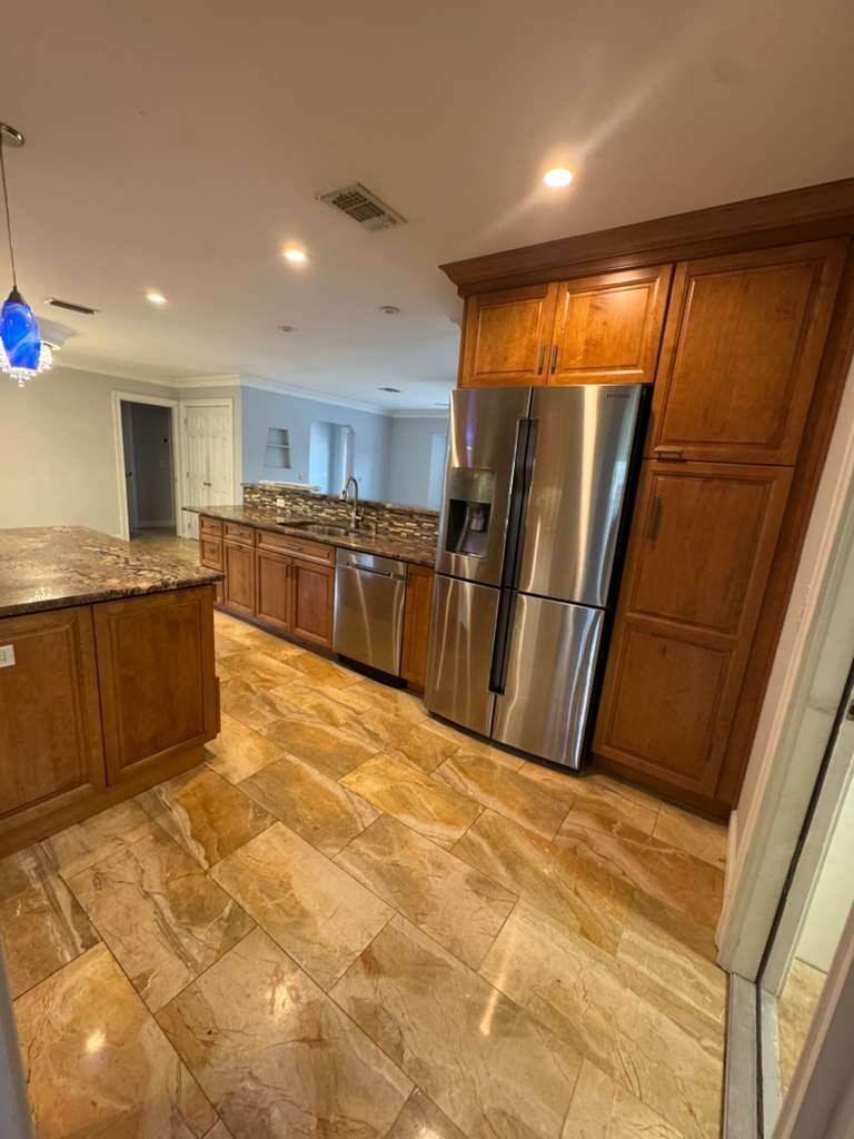 YACHT HARBOR MANOR - Residential Lease