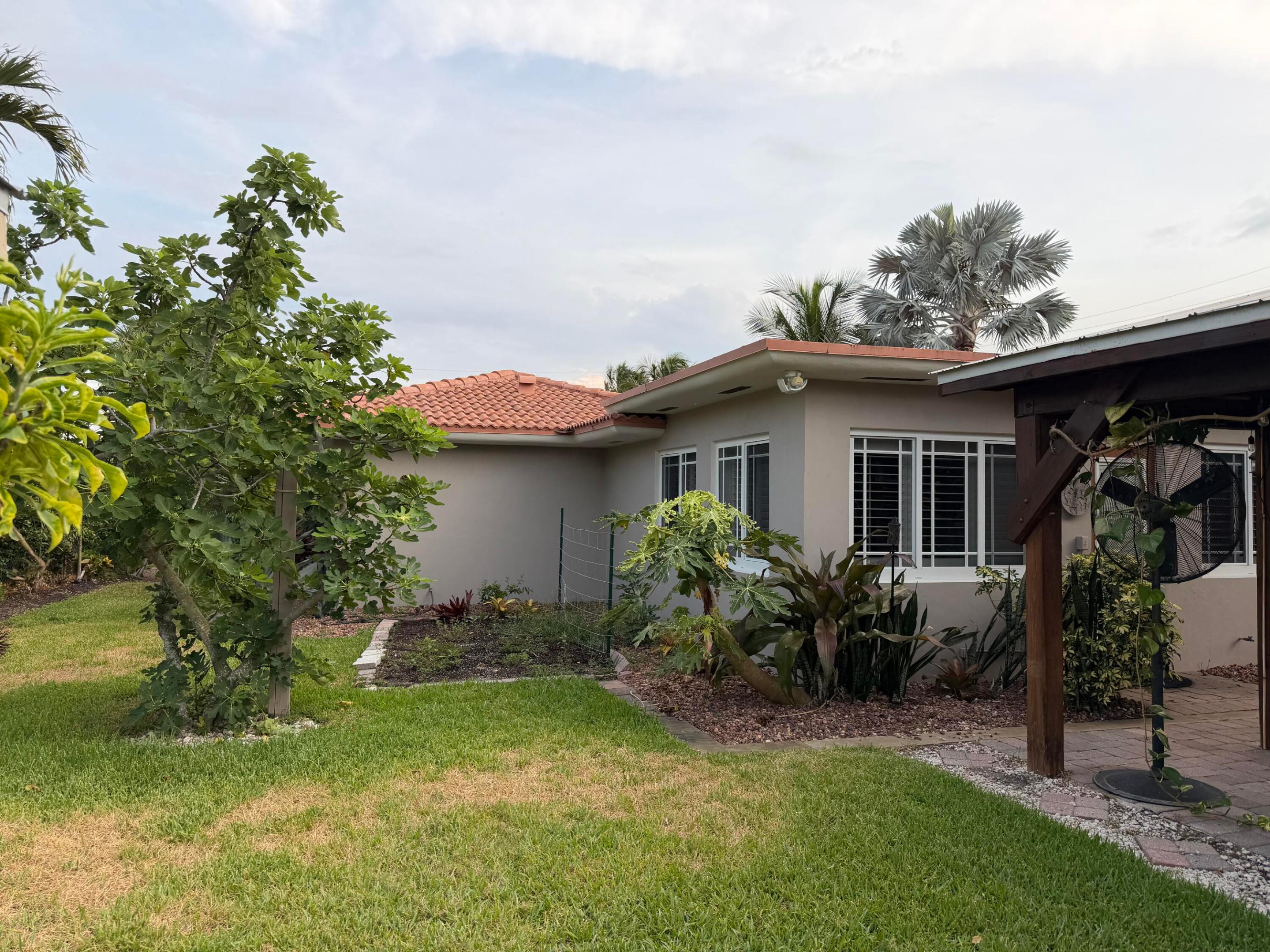 YACHT HARBOR MANOR - Residential Lease