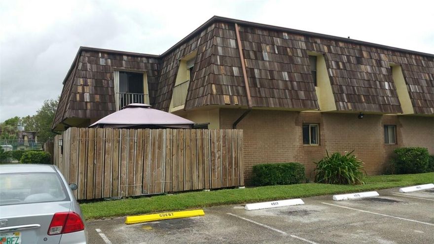 HUGE 3 BED 2.5 BATH TOWNHOUSE WITH PRIVATE COURTYARD.  WELL KEPT AREA, PLENTY OF PARKING. CLOSE TO ALL HIGHWAYS. SELLER IS  VERY MOTIVATED