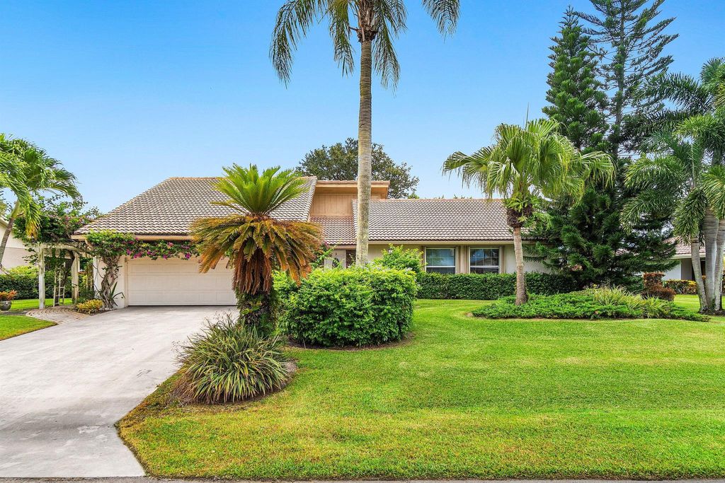 Photo of 13692 Crosspointe Drive, Palm Beach Gardens, FL 33418 (MLS # R11117961)