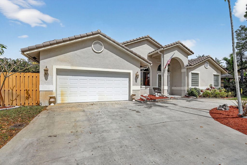 Photo of 10265 SW 12th Street, Pembroke Pines, FL 33025 (MLS # R11169080)