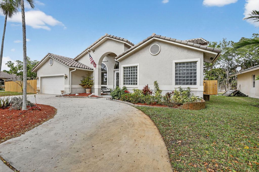 Photo of 10265 SW 12th Street, Pembroke Pines, FL 33025 (MLS # R11169080)