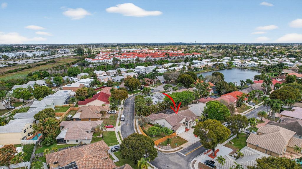 Photo of 10265 SW 12th Street, Pembroke Pines, FL 33025 (MLS # R11169080)