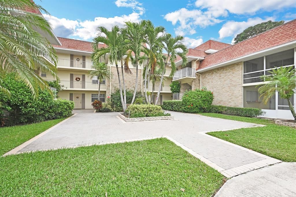 Photo of 5500 Tamberlane Circle #203, Palm Beach Gardens, FL 33418 (MLS # R10848774)