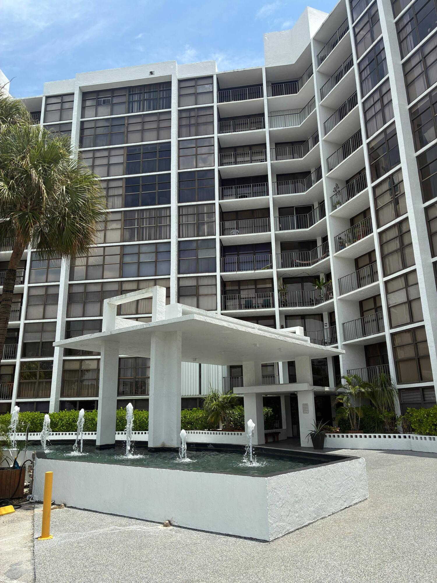 400 LESLIE Drive 502