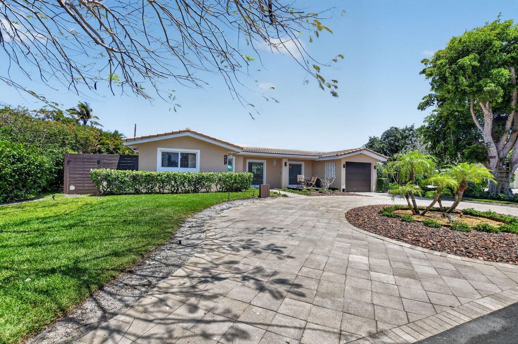 Photo of 424 SW 7th Way, Boca Raton, FL 33486 (MLS # B26023639)
