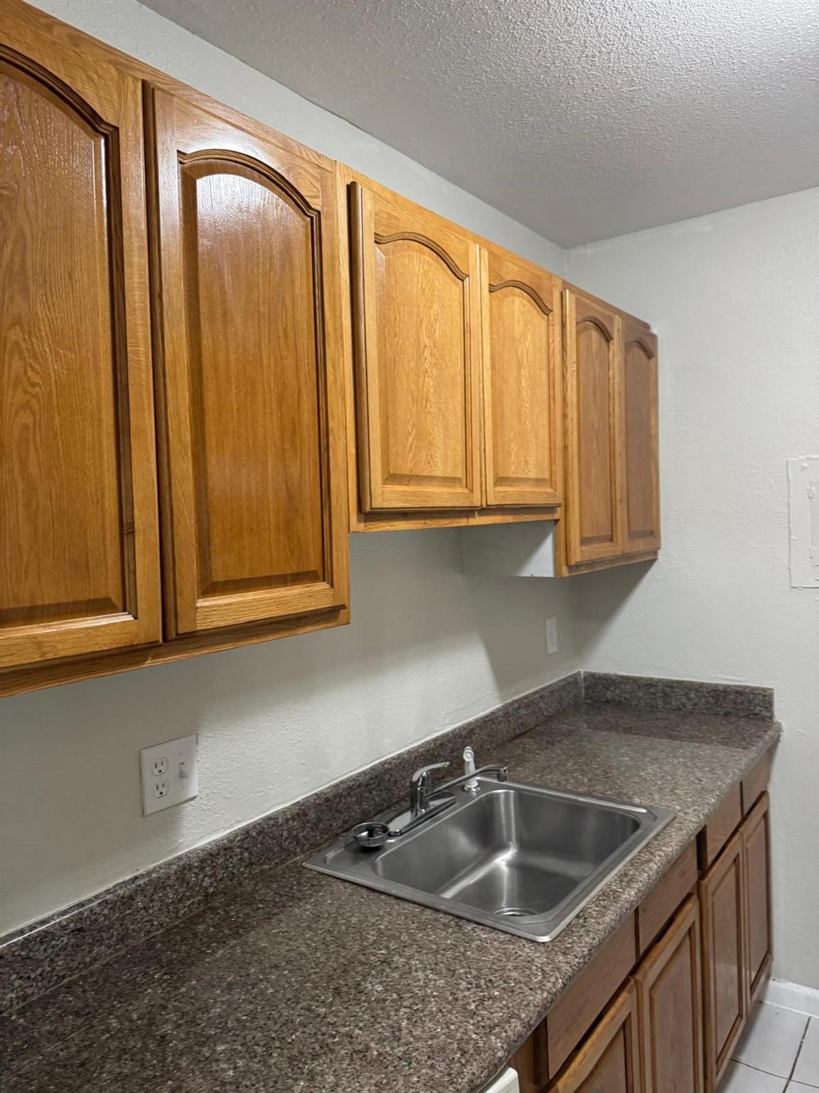 This cozy 2-bedroom, 1-bath unit in Lauderdale Lakes is a great place to call home. It has central A/C to keep you comfortable, a simple and open layout, and on-site laundry so you don’t have to worry about trips to the laundromat. Conveniently located near shops, dining, and main roads.
*Has Hoa *1 month & 2 deposits *water included