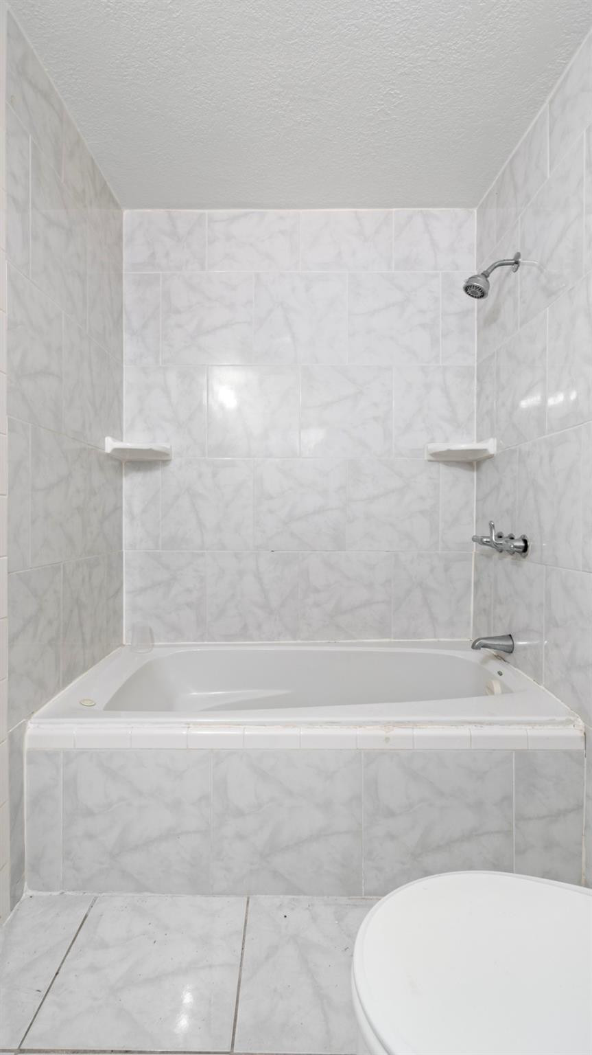 Cresthaven 6 41-37 B - Residential Lease